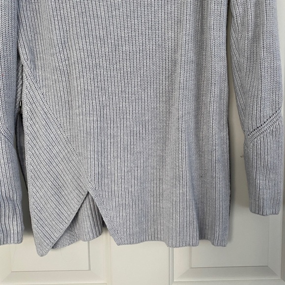 Cabi Cloud Gray DEEP V PULLOVER Ribbed Asymmetrical Side Zip Tunic Sweater M - Picture 6 of 9